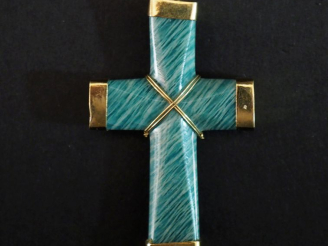 Vente aux enchères Pendentif en or jaune 585 et pierre dure, en forme de croix.  4,7 x 3 