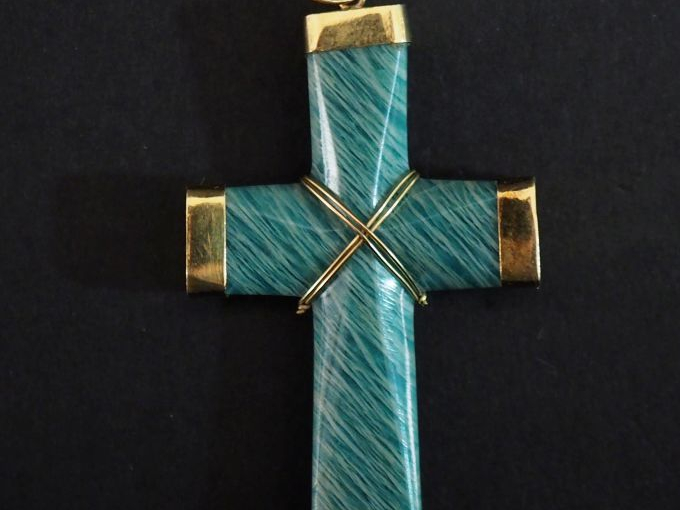 Pendentif en or jaune 585 et pierre dure, en forme de croix.  4,7 x 3 