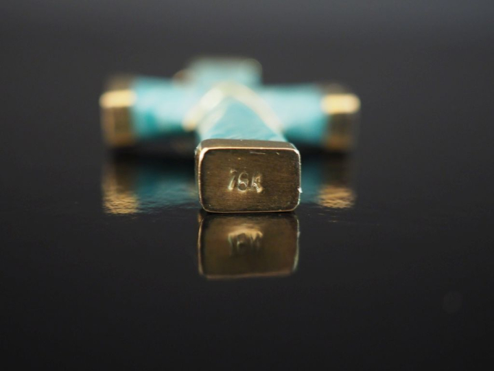 Pendentif en or jaune 585 et pierre dure, en forme de croix.  4,7 x 3 