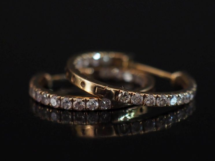 Paire de créoles en or 585, serties de petits diamants roses.  1,6 x 2