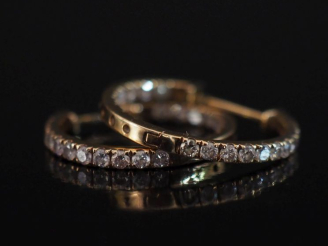 Vente aux enchères Paire de créoles en or 585, serties de petits diamants roses.  1,6 x 2