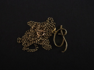 Vente aux enchères Ensemble comprenant :  - une chaine en or jaune 375, maille gourmette.