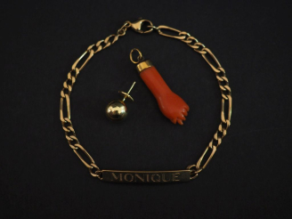 Vente aux enchères Ensemble comprenant :  - une puce d'oreille en or jaune 750, à décor d