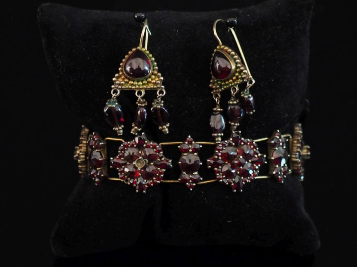 Ensemble comprenant :  - une paire de perces oreilles en argent, serti