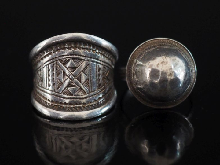 Ensemble comprenant :  - une bague dôme de style Afrique du Nord en ar
