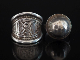 Vente aux enchères Ensemble comprenant :  - une bague dôme de style Afrique du Nord en ar