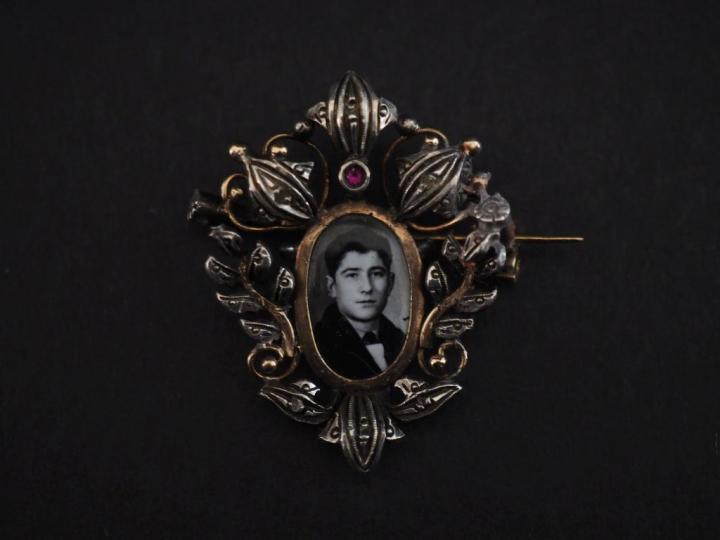 Broche/pendentif en argent et argent doré, à décor de motifs ajourés, 