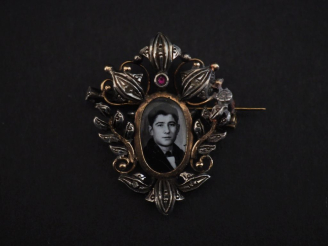 Vente aux enchères Broche/pendentif en argent et argent doré, à décor de motifs ajourés, 