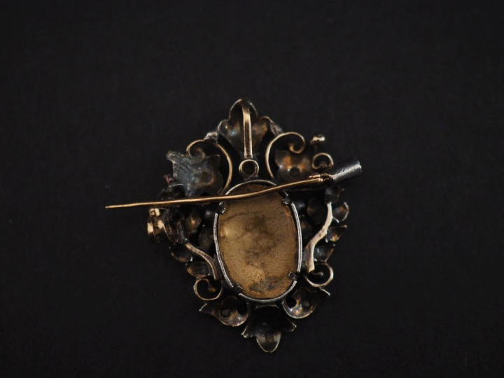 Broche/pendentif en argent et argent doré, à décor de motifs ajourés, 