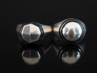 Vente aux enchères Ensemble comprenant :  - une petite bague dôme en argent et émail noir