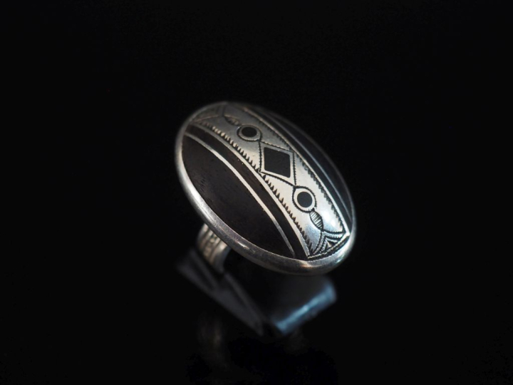 Bague de forme ovale de style Afrique du Nord en argent et bois, à déc