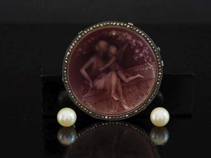 Ensemble comprenant :  - une paire de puces d'oreilles en argent 925, 