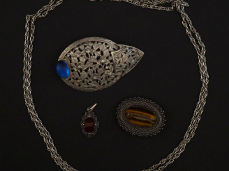 Vente aux enchères Ensemble comprenant :  - une broche en argent, à décor de feuillage et