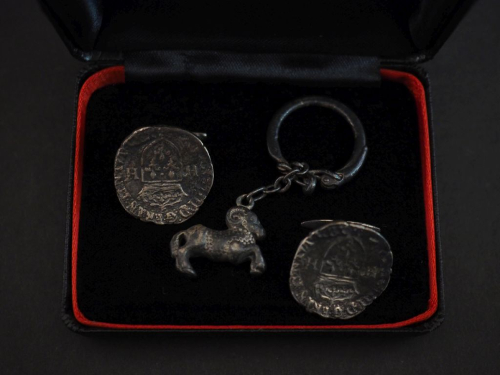 Paire de boutons de manchettes en argent, à décor d'imitations de pièc