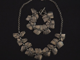 Vente aux enchères Demi parure en métal argenté ou argent bas-titre, à décor de motifs ab