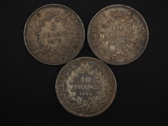 Vente aux enchères Ensemble de trois pièces de 10 Francs en argent, 1873 et 1966 (x2).  P