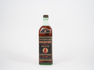 Vente aux enchères 1 BOUTEILLE (75 CL) GRAND RHUM DORÉ DUQUESNE - 1943 - 45° - CAPS LEGER