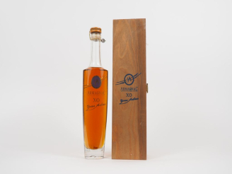 Vente aux enchères 1 BOUTEILLE BAS ARMAGNAC X.O YVAN AUBAN - COFFRET BOIS