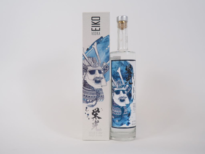 1 BOUTEILLE VODKA EIKO JAPON -  BOITE - ET LEG DECOLLÉE