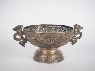 Vente aux enchères Vietnam, Xxe siècle, Coupe en cuivre argenté, à décor ajouré de dragon