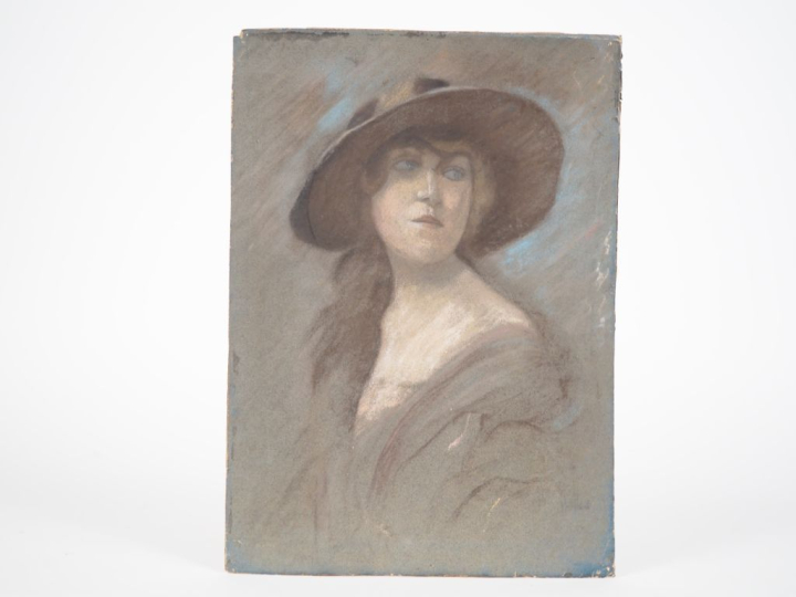 Ecole française vers 1900. "Elégante au chapeau" Pastel  Dim. 36 x 26 