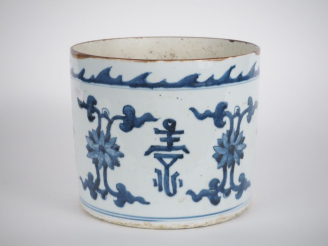Vente aux enchères Chine, XIXe siècle,  Cache pot en porcelaine blanche, à décor en bleu 
