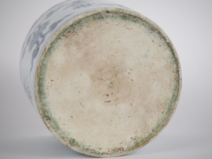 Chine, XIXe siècle,  Cache pot en porcelaine blanche, à décor en bleu 