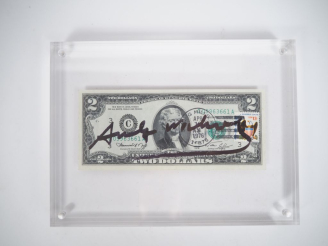 Vente aux enchères Andy WARHOL.  Billet de deux dollars, tamponné au dos, signé sur une f