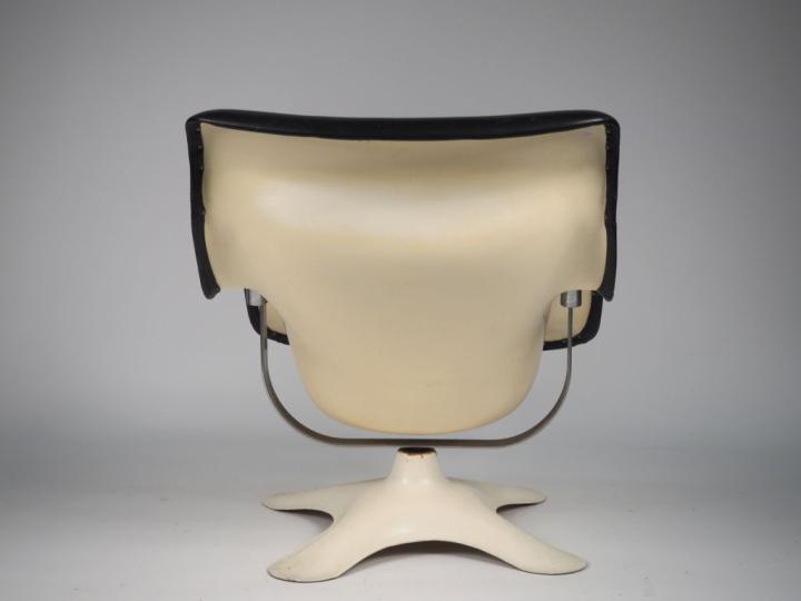 YRJO KUKKAPURO.  Fauteuil Karuselli. Coque en fibre de verre, piétemen