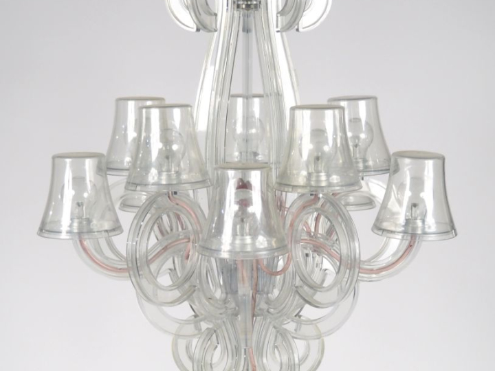P. STARCK.  Lustre contemporain en plexi glass, à décor de consoles et