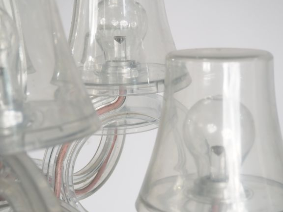 P. STARCK.  Lustre contemporain en plexi glass, à décor de consoles et