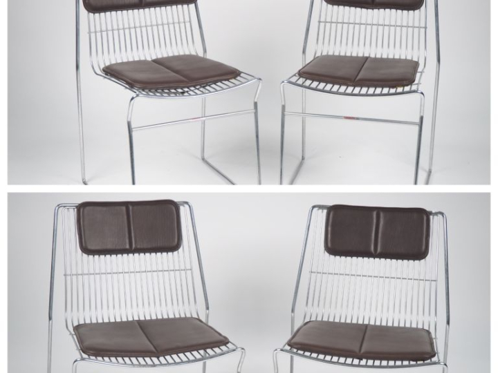 CADDIE. Paire de chauffeuses et paire de chaises en métal chromé, garn