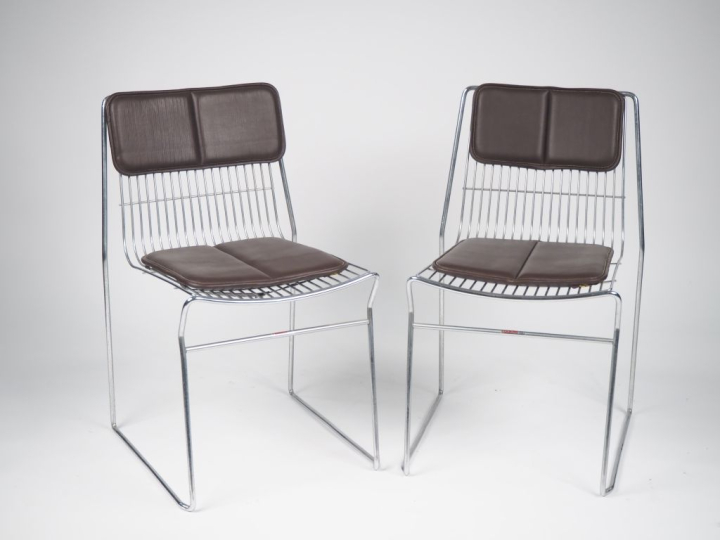 CADDIE. Paire de chauffeuses et paire de chaises en métal chromé, garn