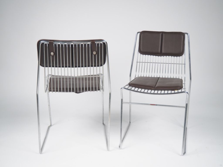 CADDIE. Paire de chauffeuses et paire de chaises en métal chromé, garn