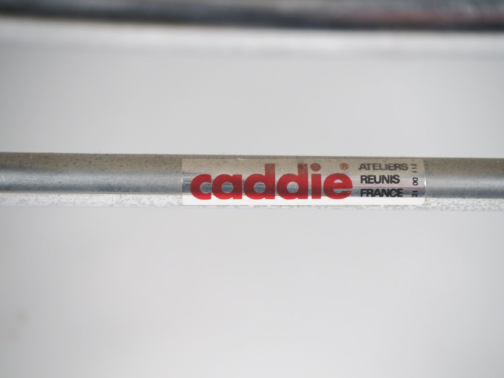 CADDIE. Paire de chauffeuses et paire de chaises en métal chromé, garn