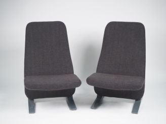 Vente aux enchères Pierre PAULIN. Paire de chauffeuses "Concorde", garniture de tissu gri