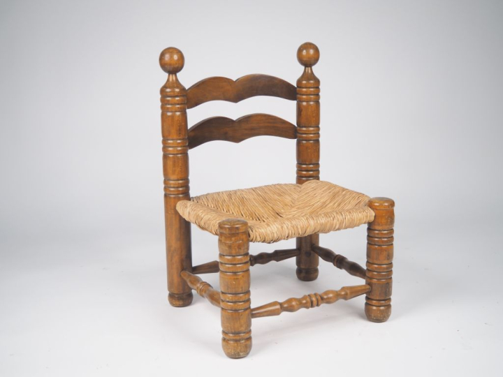 Charles DUDOUYT.  Chauffeuse paillée.  Dim. 71 x 47 x 42 cm