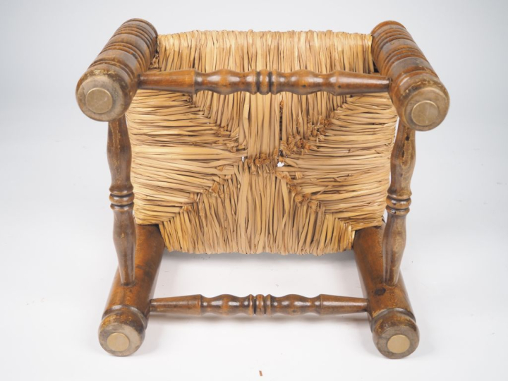 Charles DUDOUYT.  Chauffeuse paillée.  Dim. 71 x 47 x 42 cm