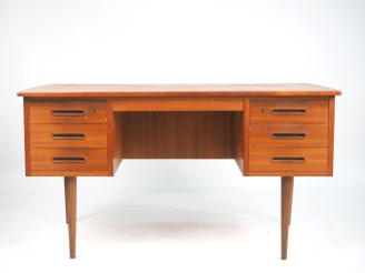 Vente aux enchères Bureau ministre scandinave en teck. Dim. 73 x 134,5 x 74 cm