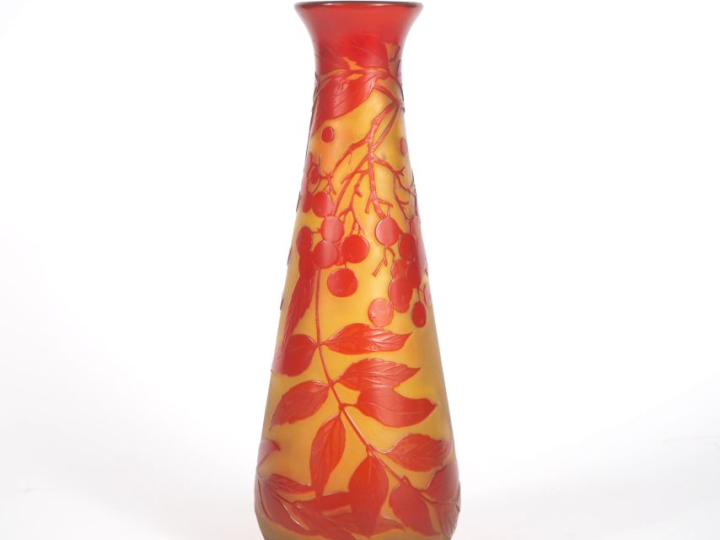 GALLE.  Vase en verre à décor de baies et de feuillage rouge sur fond 