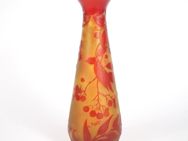 GALLE.  Vase en verre à décor de baies et de feuillage rouge sur fond 