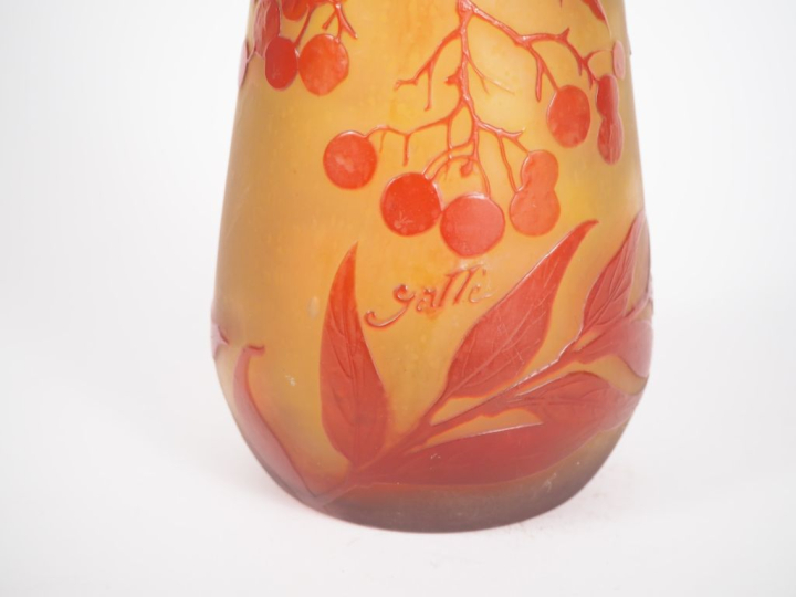 GALLE.  Vase en verre à décor de baies et de feuillage rouge sur fond 