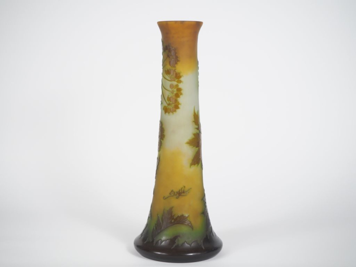 GALLE.  Vase en verre à décor gravé en camée et à l'acide d'hortensias