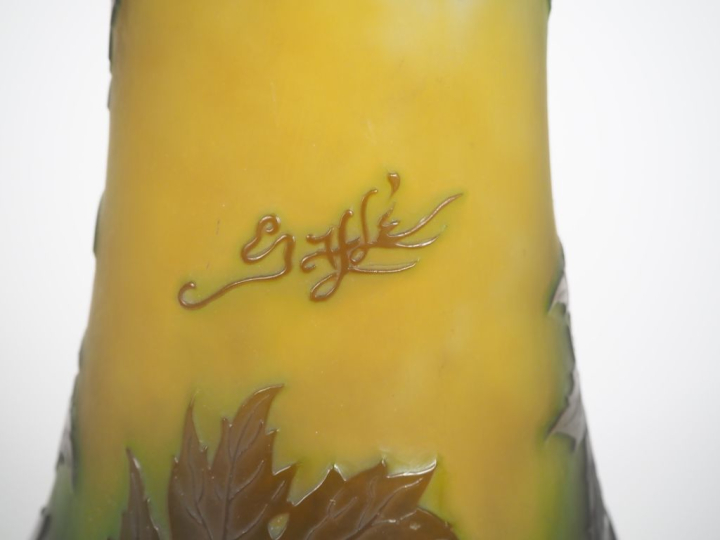 GALLE.  Vase en verre à décor gravé en camée et à l'acide d'hortensias