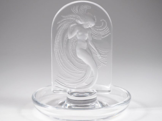 Vente aux enchères LALIQUE France.  Baguier en cristal à décor de naïade Signé H. 10,5 cm