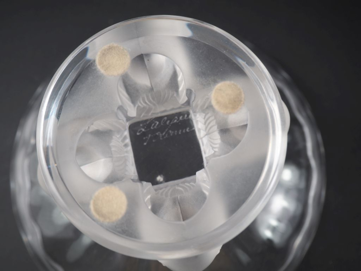 LALIQUE. Baguier en cristal à décor de quatre moineaux.  Signé H. 9 cm