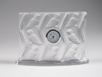 Vente aux enchères LALIQUE France. Pendulette en cristal à décor de chouettes. Signée  Di
