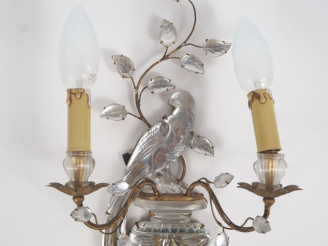 Vente aux enchères BAGUES.  Applique en verre et laiton à décor de perroquet.  Eclairant 