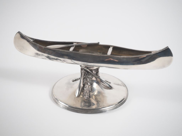 Trophée sportif 1900 anglais en métal argenté, à décor de canoë et de 