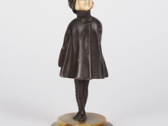 Vente aux enchères CHIPARUS.  "la jeune écolière" Statuette chryséléphantine en bronze et
